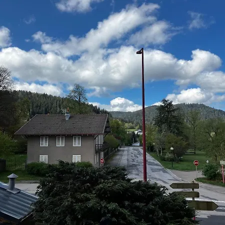 Au Pied Du
